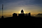 93 Suggestivo tramonto al tempietto dei Tre Faggi  